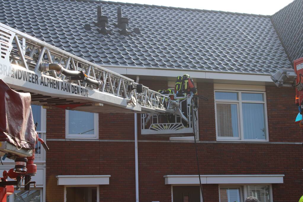 Brandweer blust vermoedelijke brand in gevel
