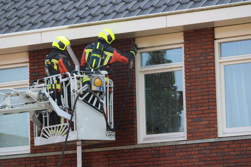 Brandweer blust vermoedelijke brand in gevel