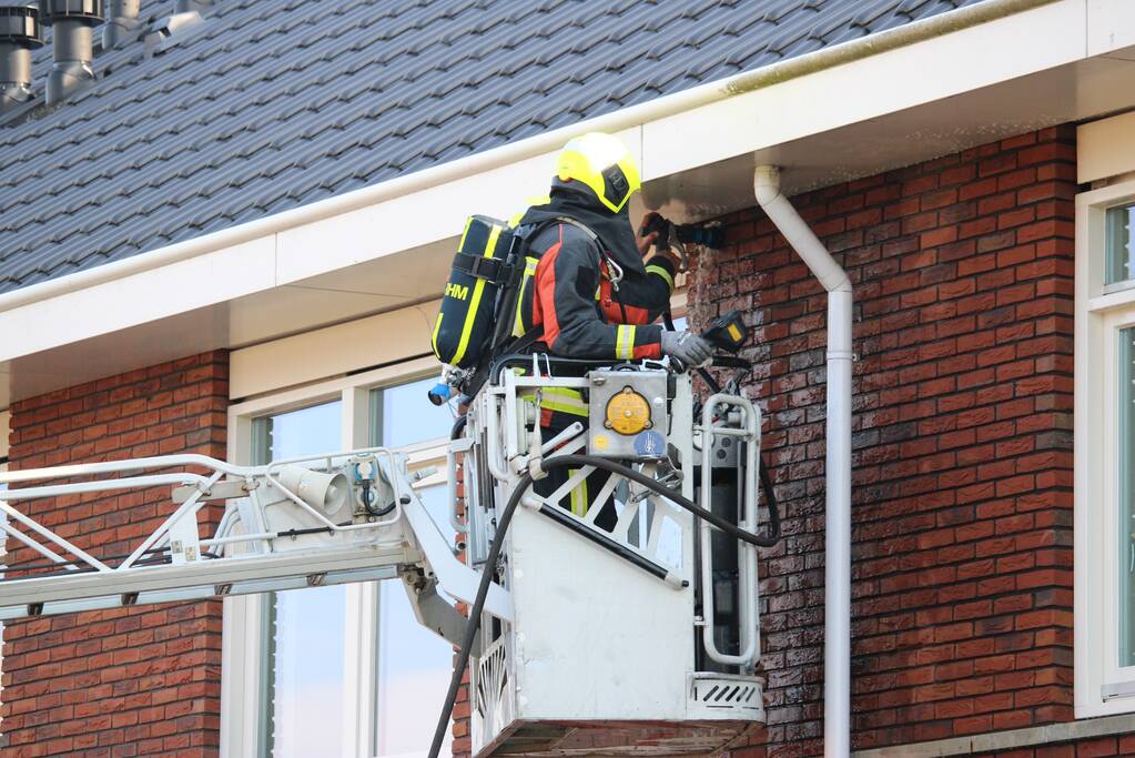 Brandweer blust vermoedelijke brand in gevel