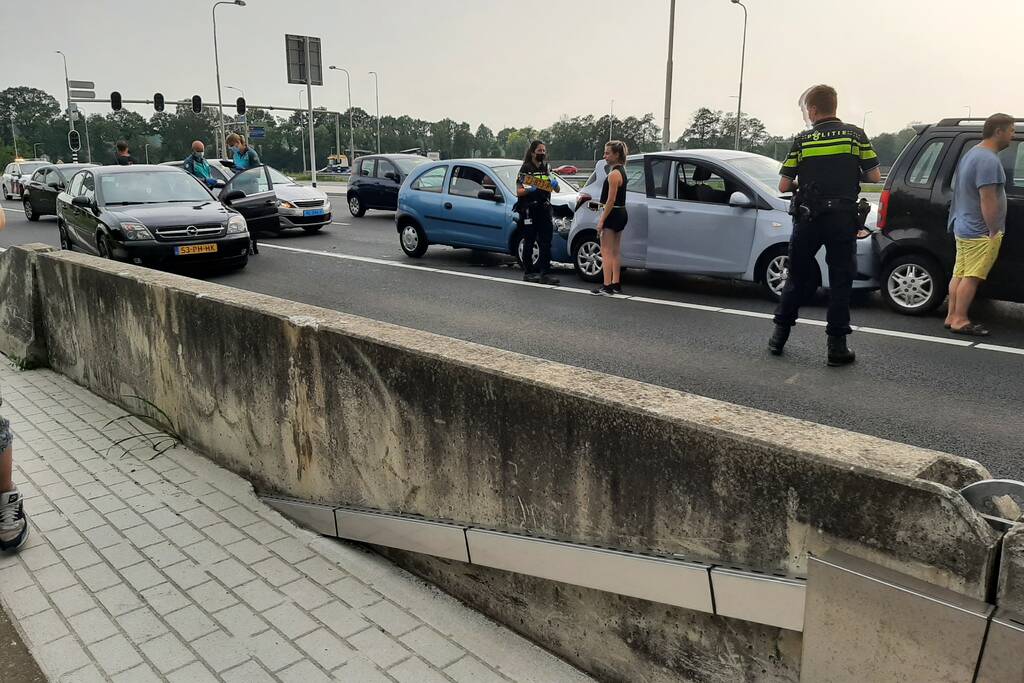 Kettingbotsing tussen vier personenauto's