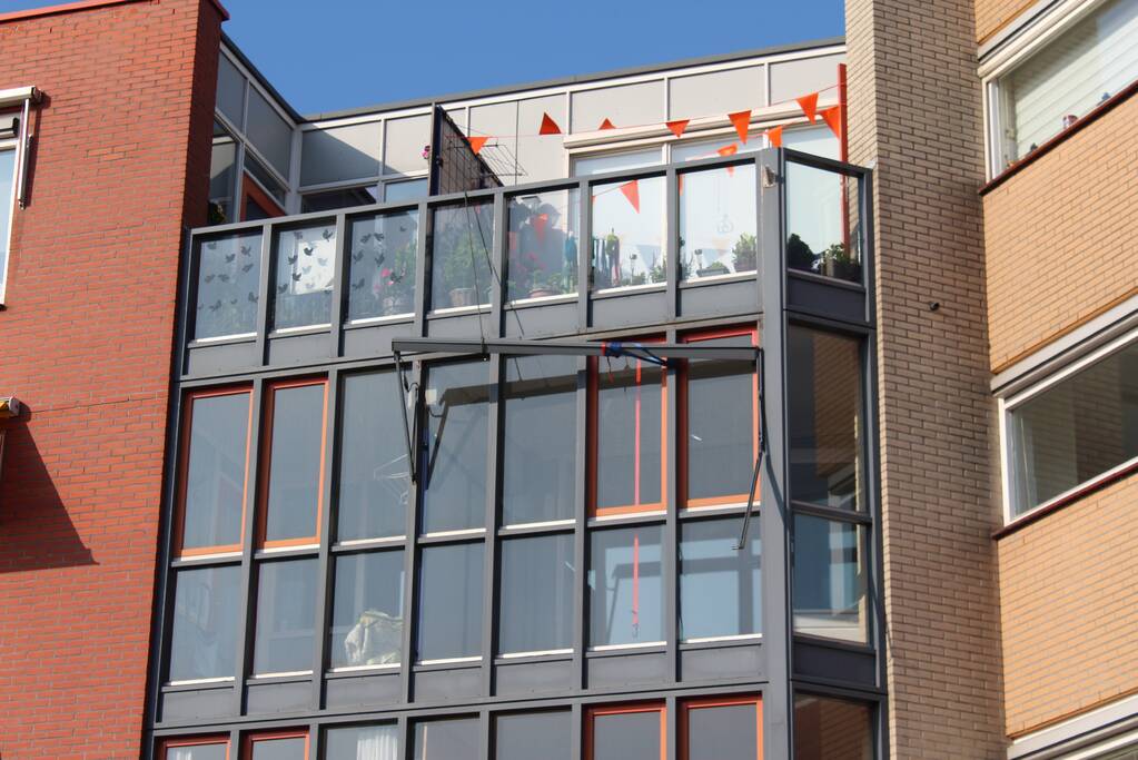 Brandweer verwijdert loshangend zonnescherm