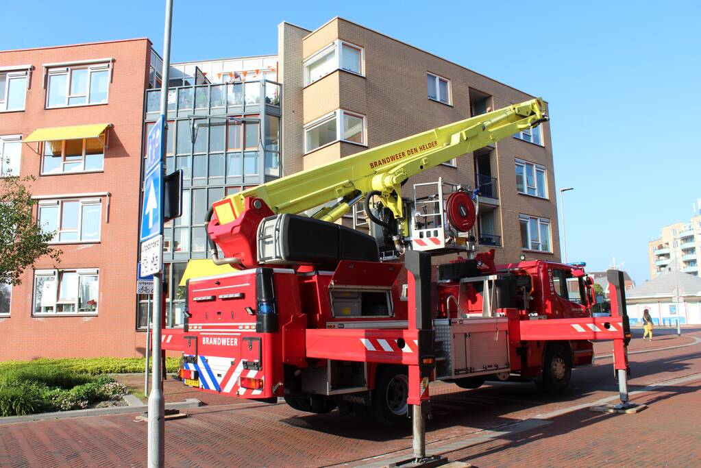 Brandweer verwijdert loshangend zonnescherm