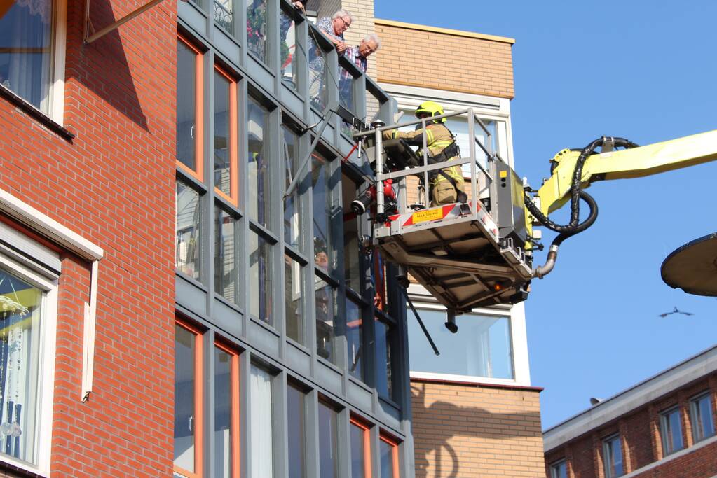 Brandweer verwijdert loshangend zonnescherm