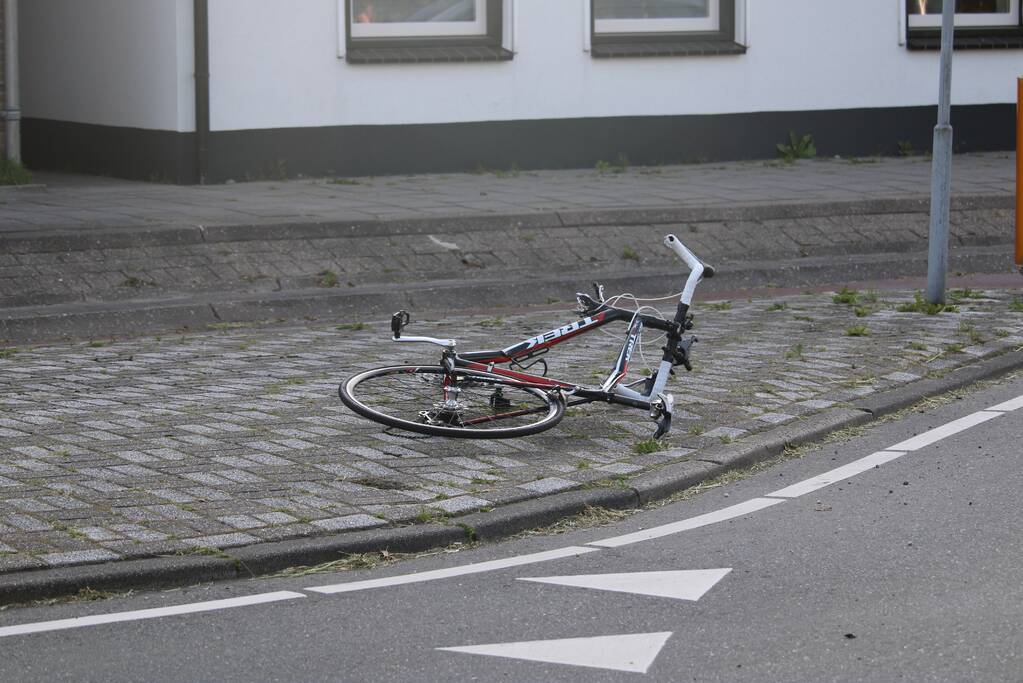 Wielrenners gewond bij botsing met scooter