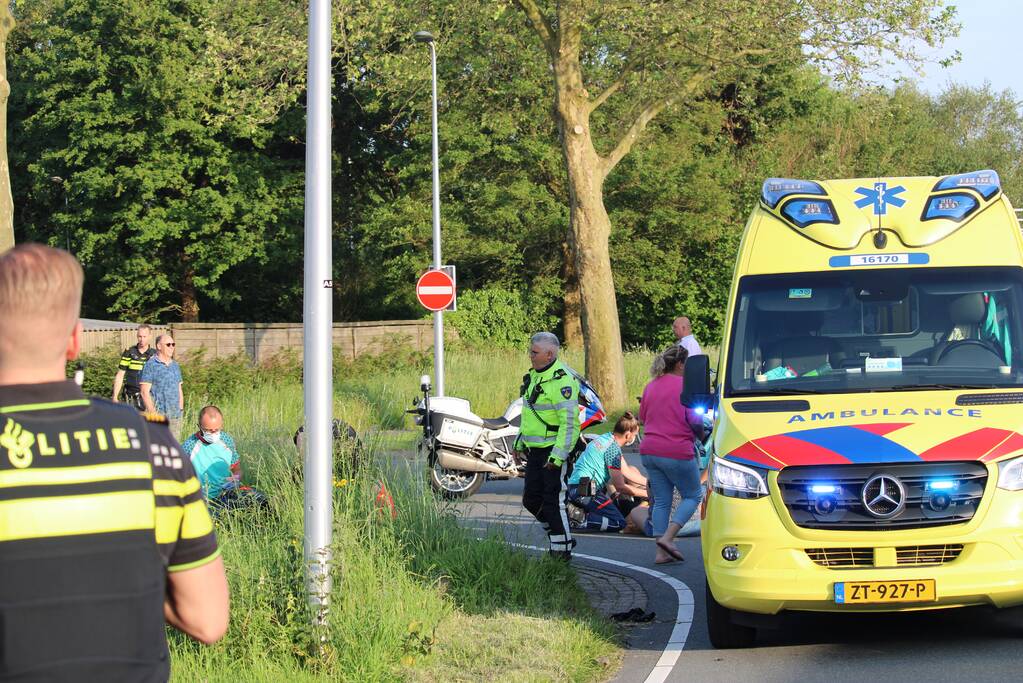 Wielrenners gewond bij botsing met scooter
