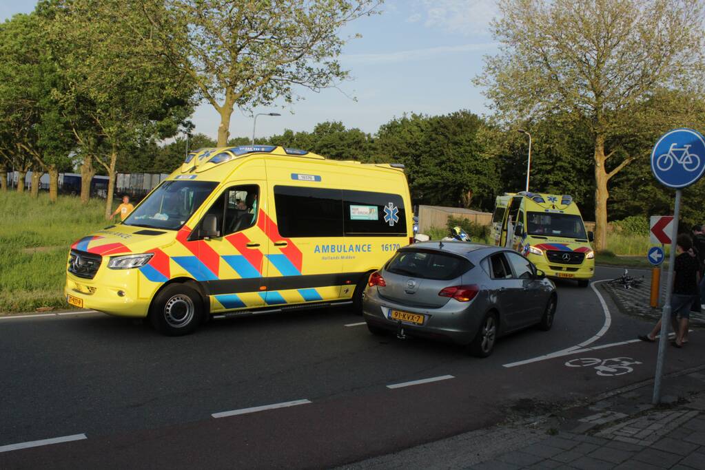 Wielrenners gewond bij botsing met scooter