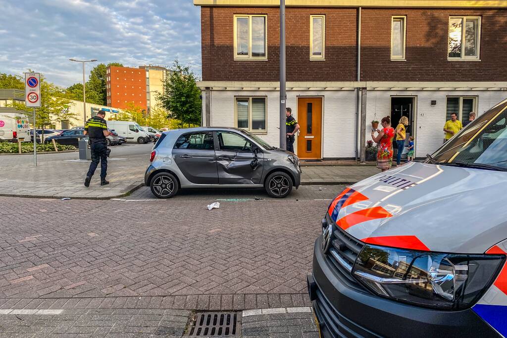 Personenauto fors beschadig na ongeval
