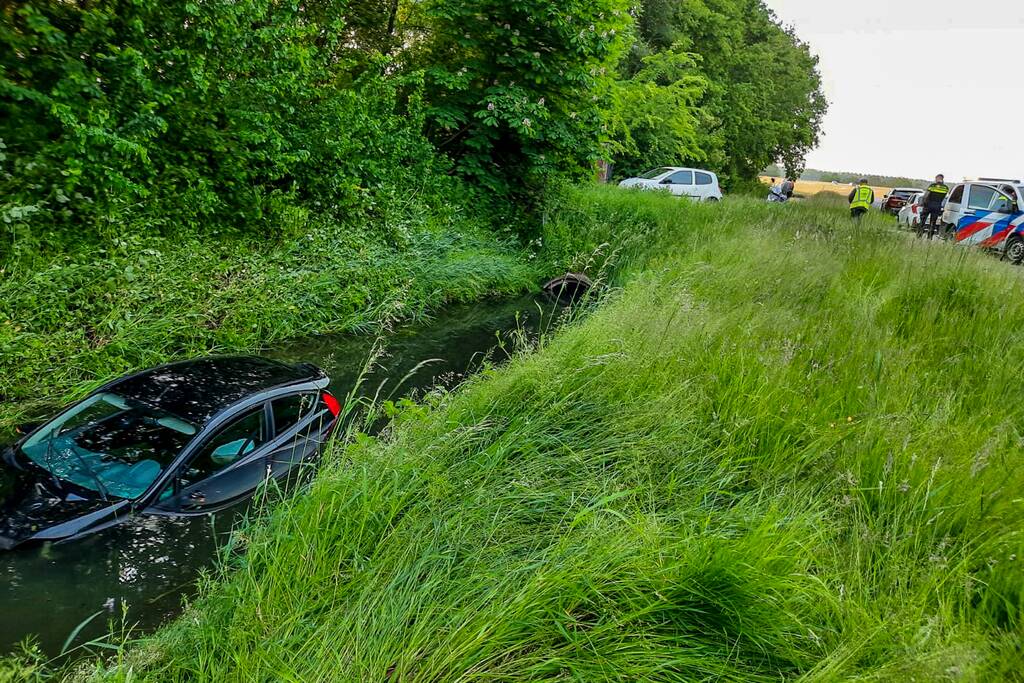 Auto raakt te water