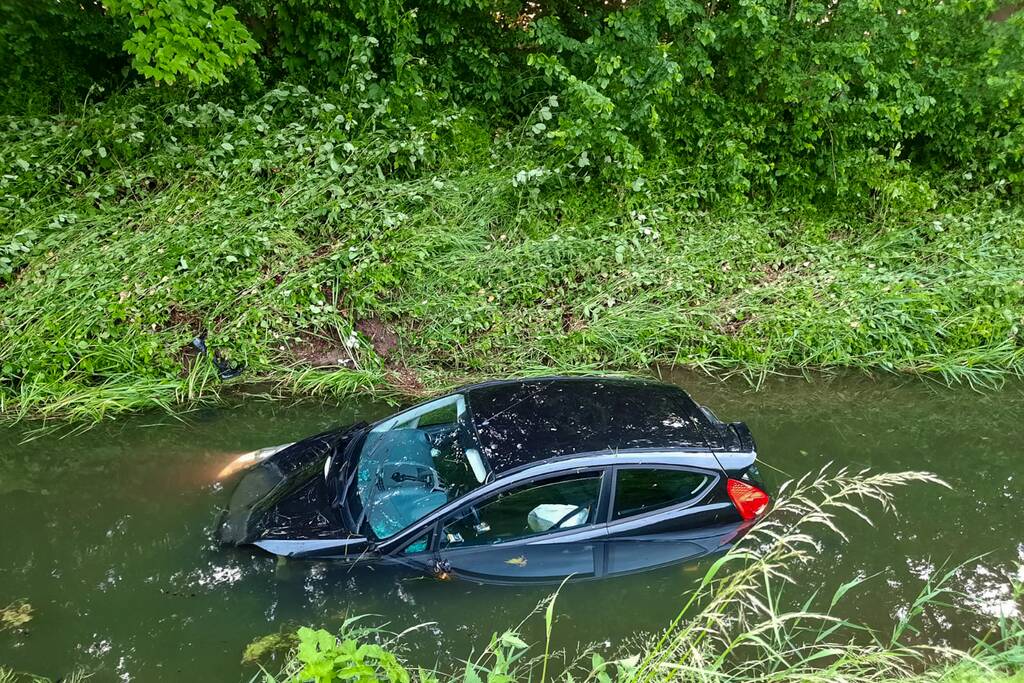 Auto raakt te water