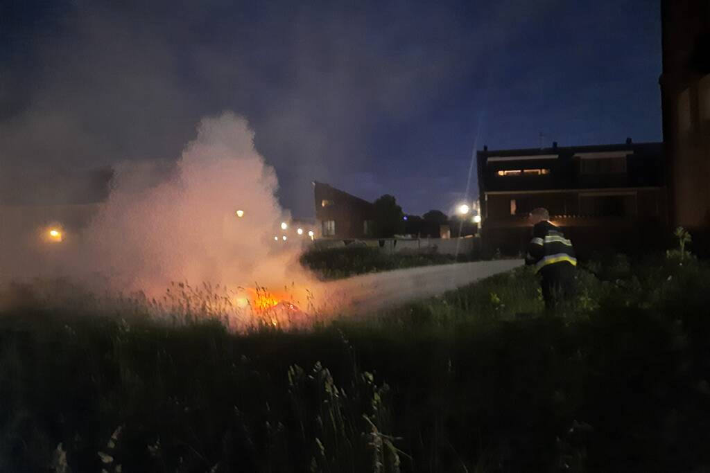 Brandweer blust brand in berm