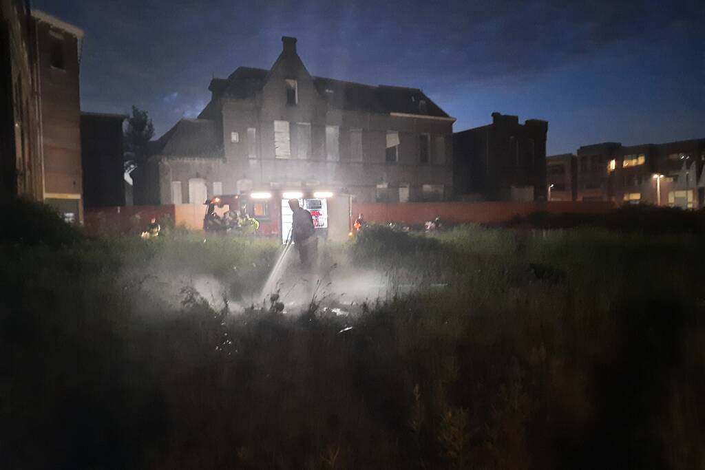 Brandweer blust brand in berm