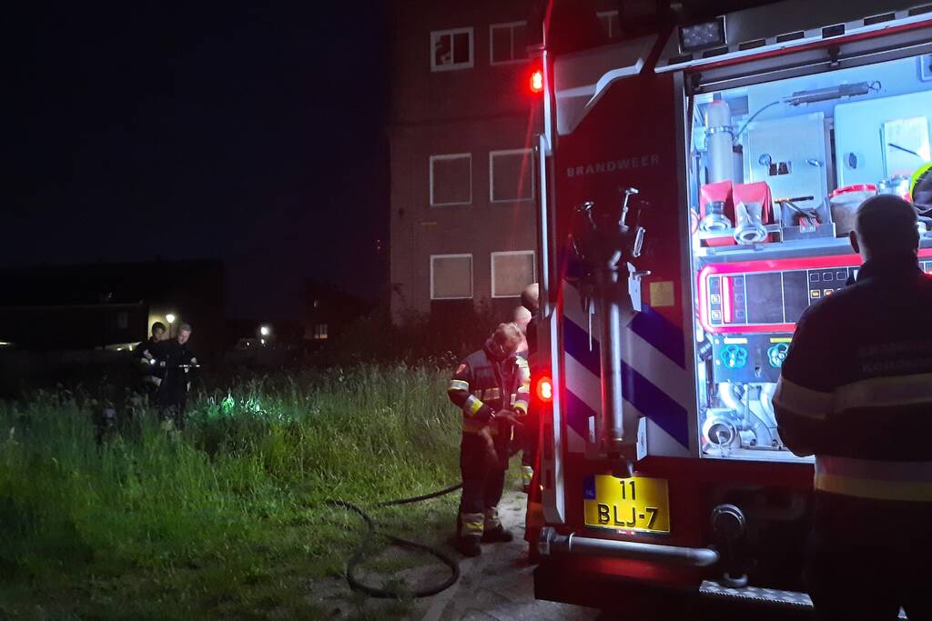 Brandweer blust brand in berm