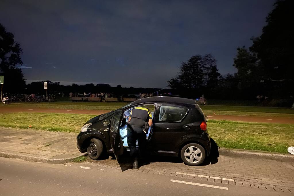 Personen onder invloed vernielen auto