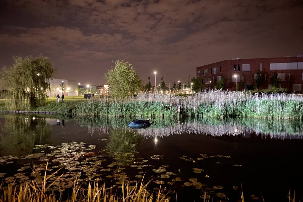 Personenauto belandt in water