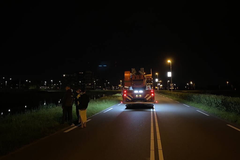 Personenauto belandt in water