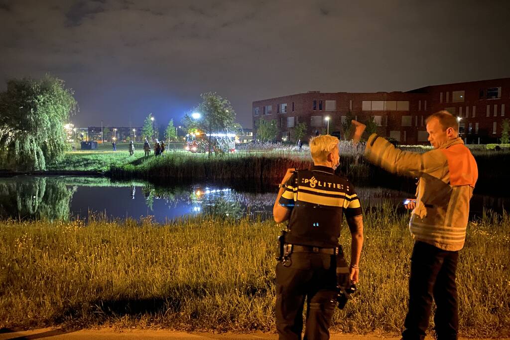 Personenauto belandt in water