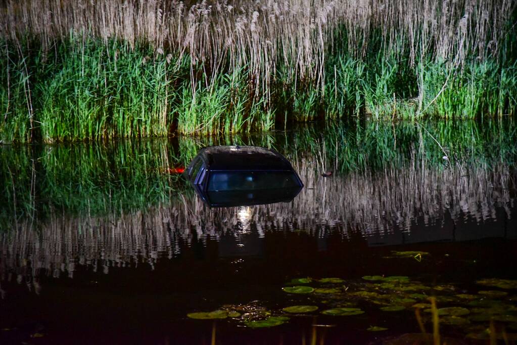 Personenauto belandt in water