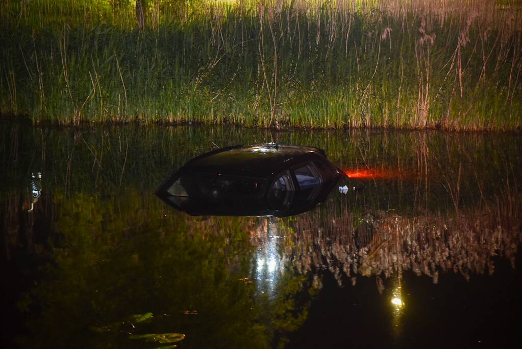 Personenauto belandt in water