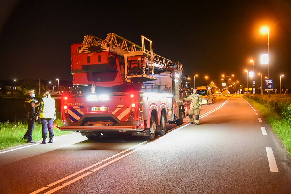 Personenauto belandt in water