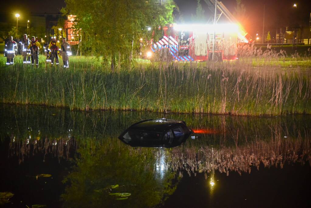 Personenauto belandt in water