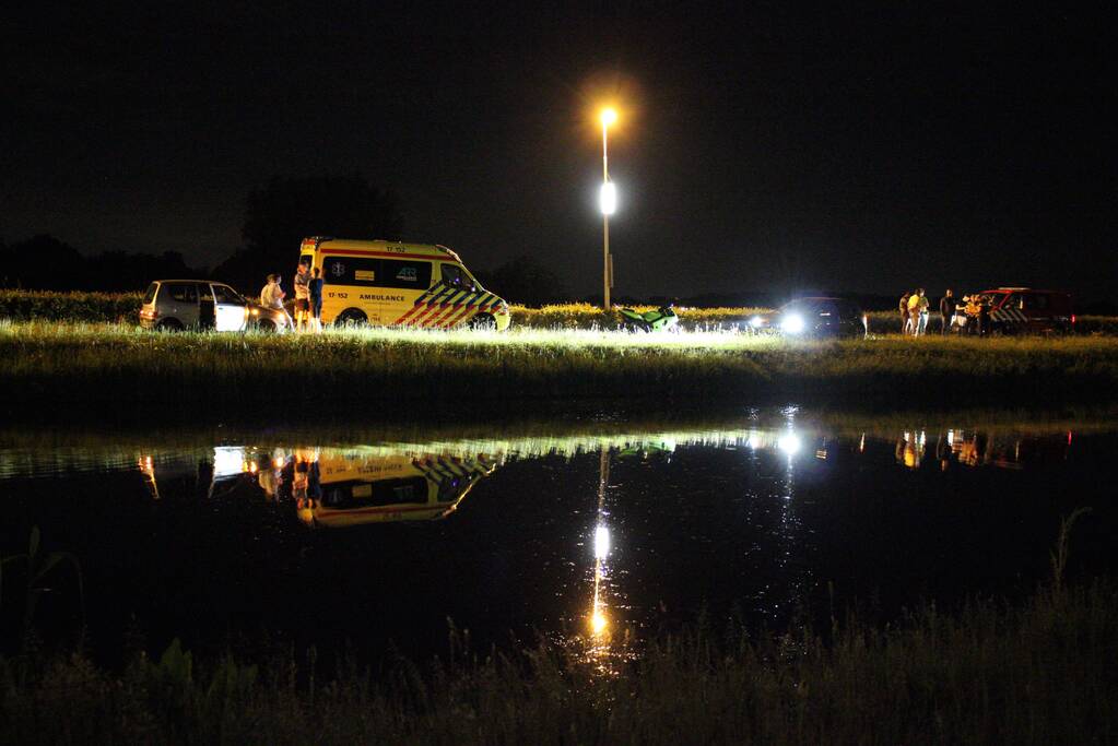 Personenauto belandt in water