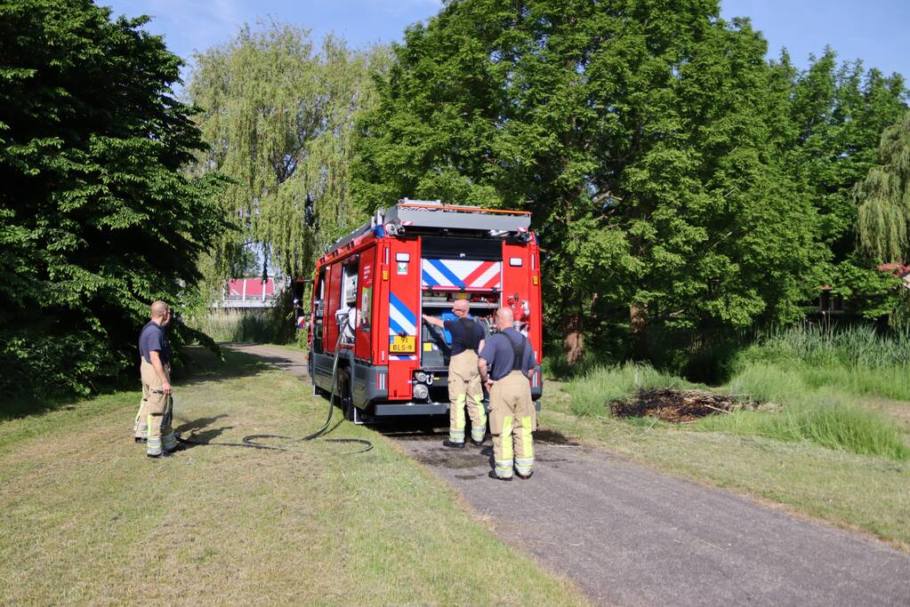 Klein stuk gras in brand