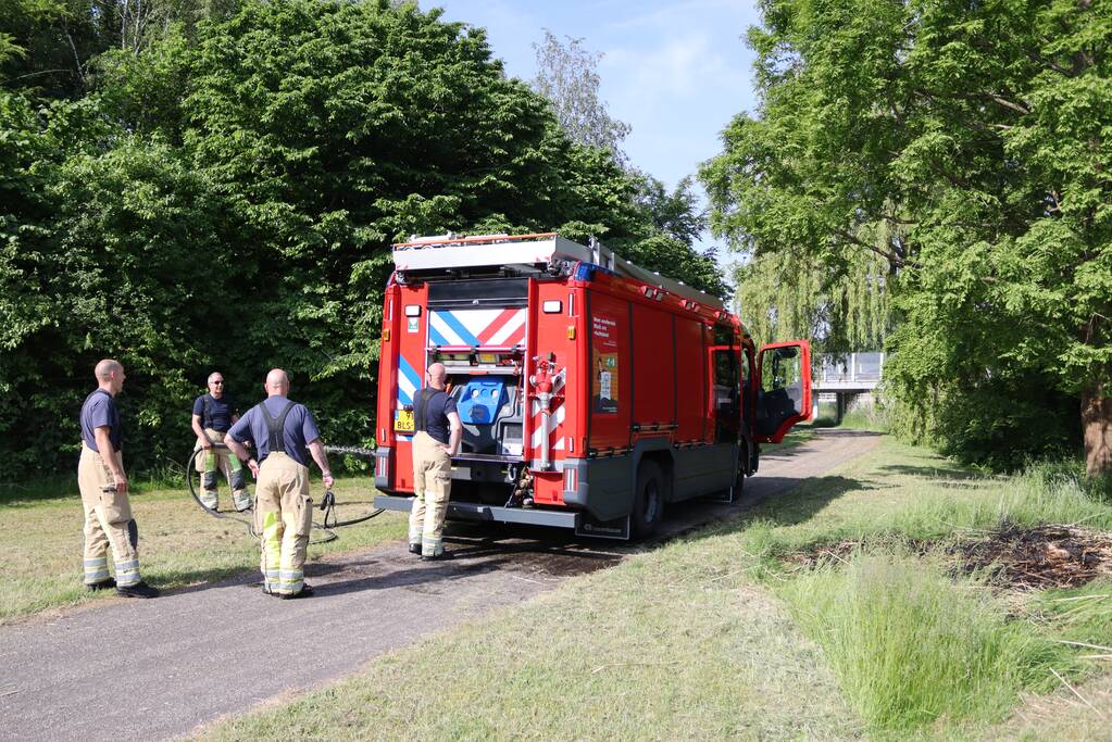 Klein stuk gras in brand