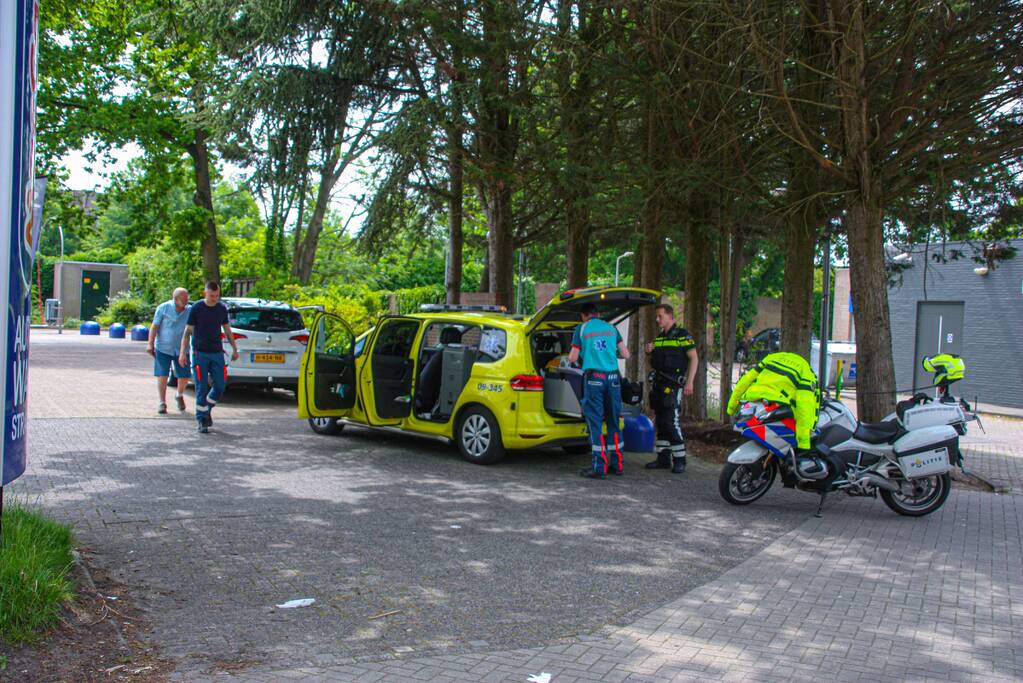 Ambulance en auto komen met elkaar in botsing