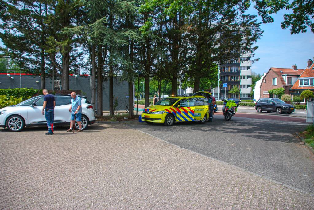 Ambulance en auto komen met elkaar in botsing