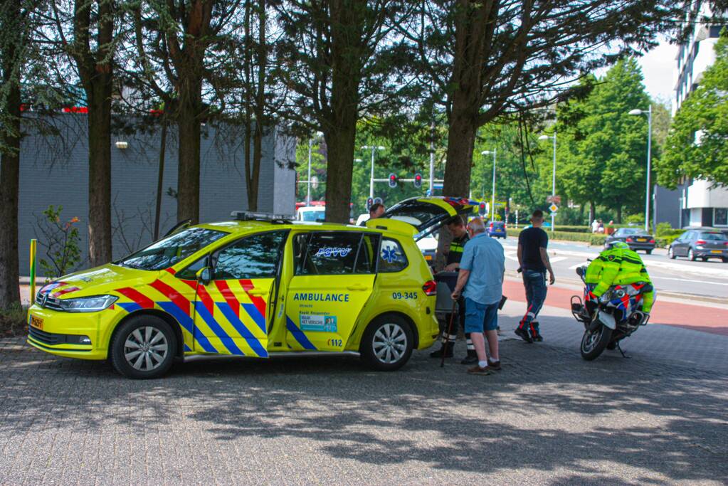 Ambulance en auto komen met elkaar in botsing