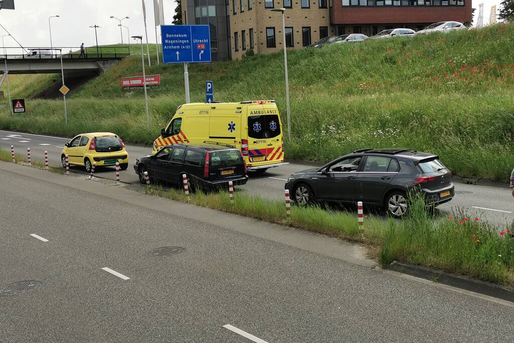 File door verkeersongeval met drie auto's