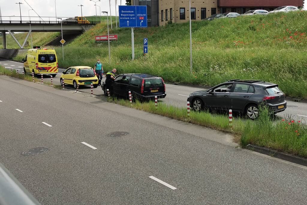 File door verkeersongeval met drie auto's