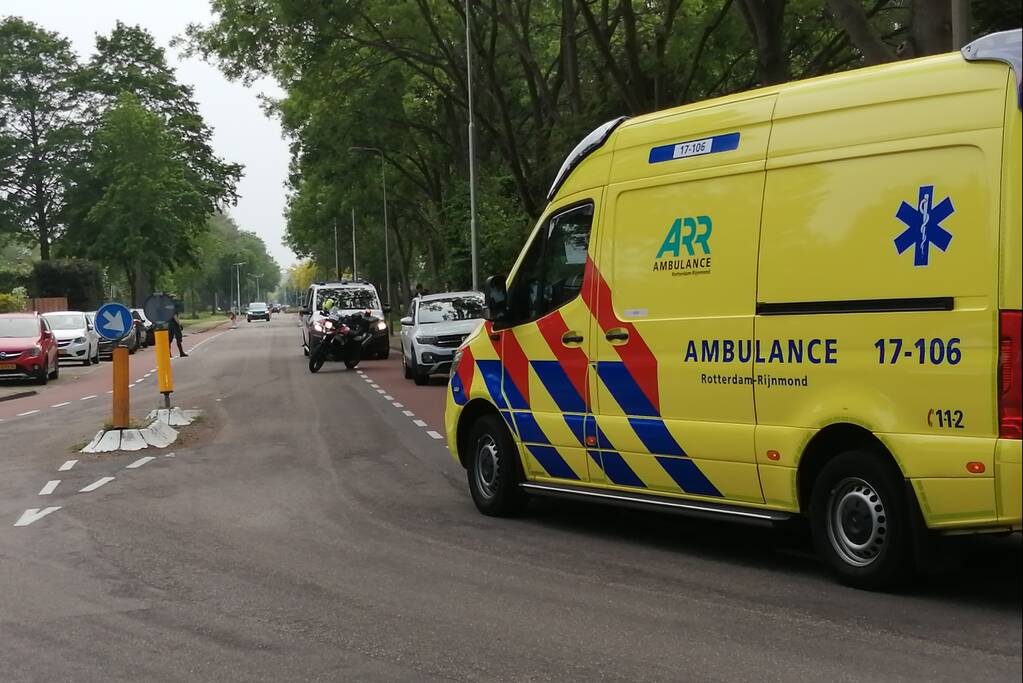 Moeder en kind vallen met fiets