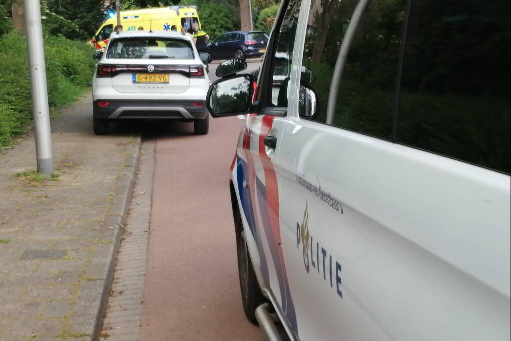 Moeder en kind vallen met fiets