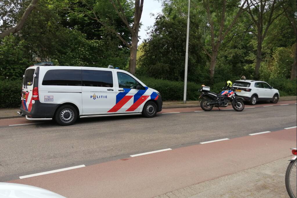 Moeder en kind vallen met fiets