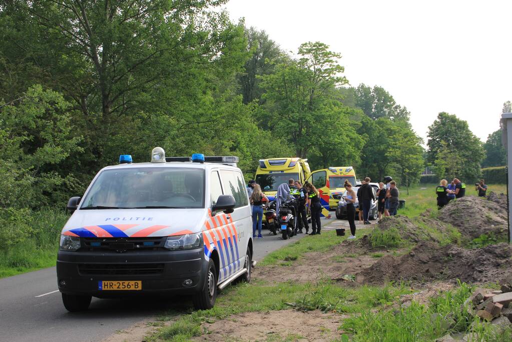 Scooterrijder botst op personenauto