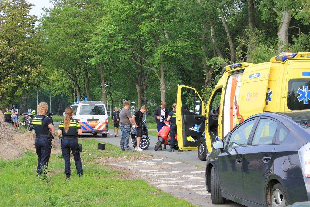 Scooterrijder botst op personenauto