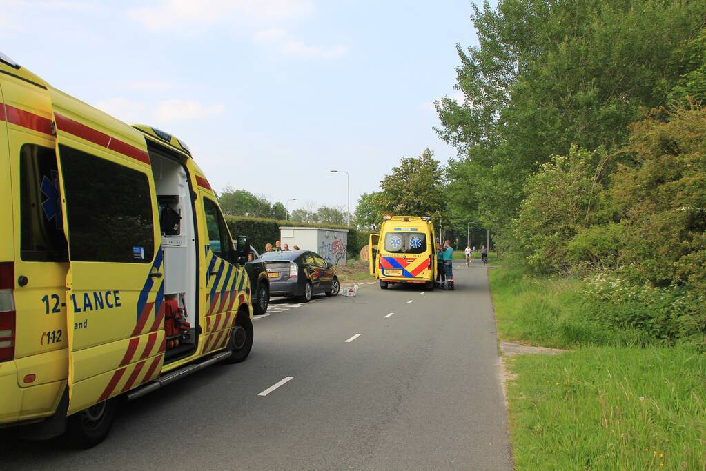 Scooterrijder botst op personenauto