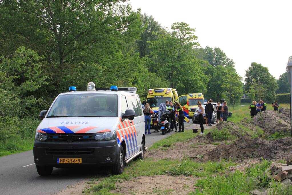 Scooterrijder botst op personenauto