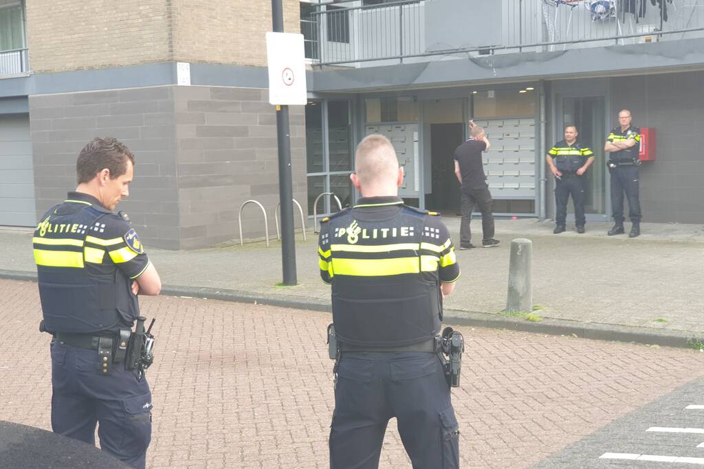 Brandweer blust brandende wasdroger in appartement