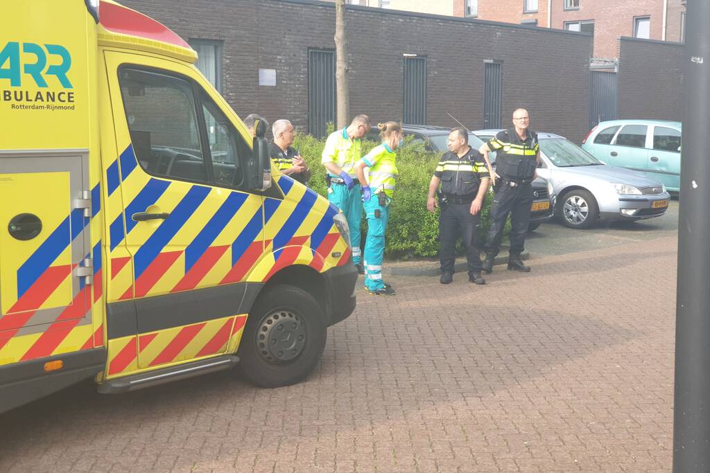 Brandweer blust brandende wasdroger in appartement