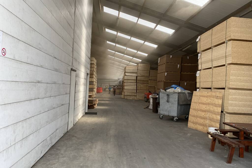 Brandweer blust brandende container met houtpulp bij houtbedrijf Rowood