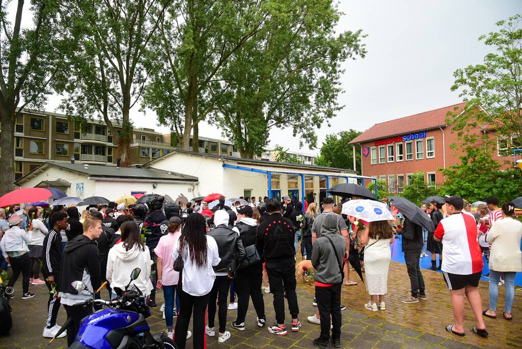 Stille tocht voor doodgestoken 17-jarige jongen