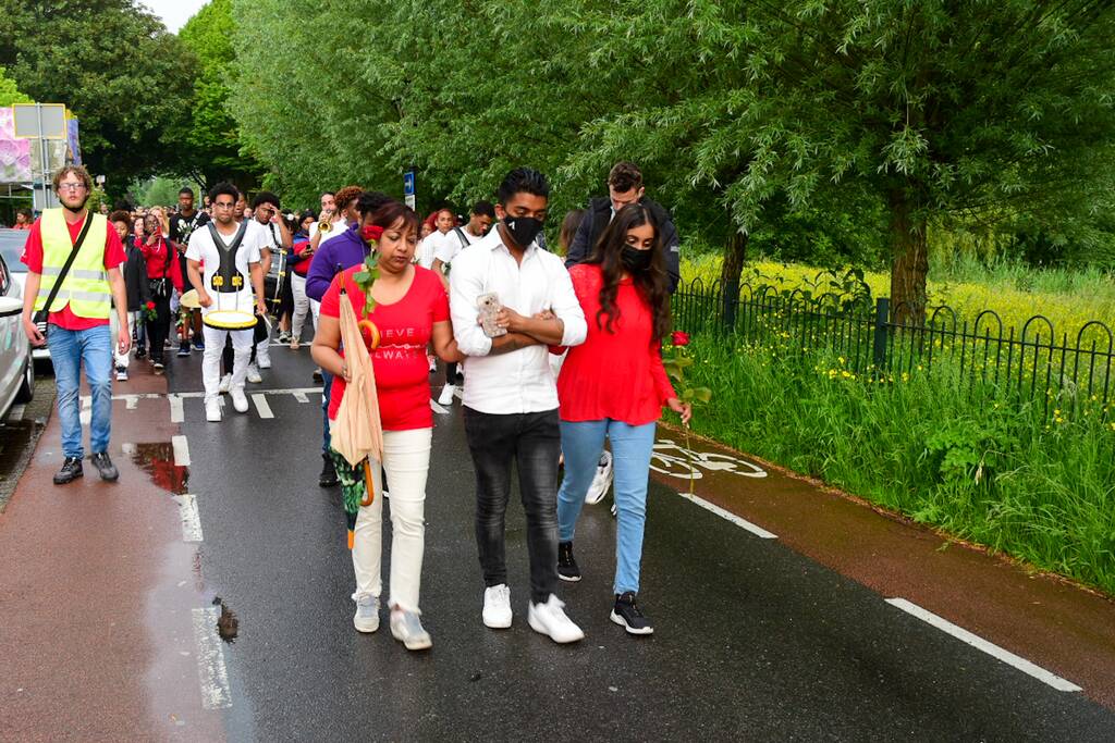 Stille tocht voor doodgestoken 17-jarige jongen