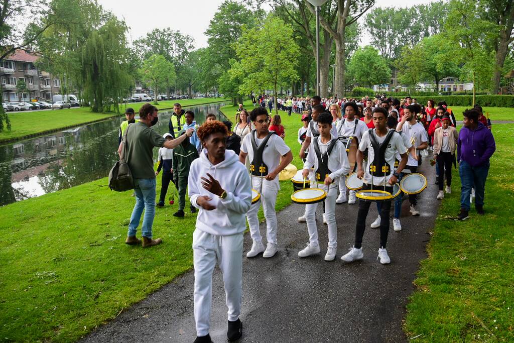 Stille tocht voor doodgestoken 17-jarige jongen