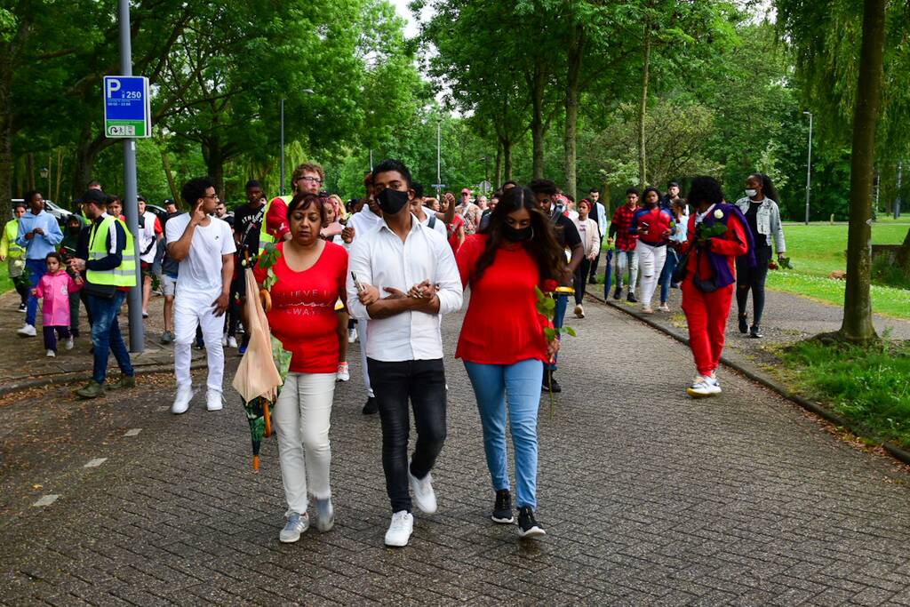 Stille tocht voor doodgestoken 17-jarige jongen