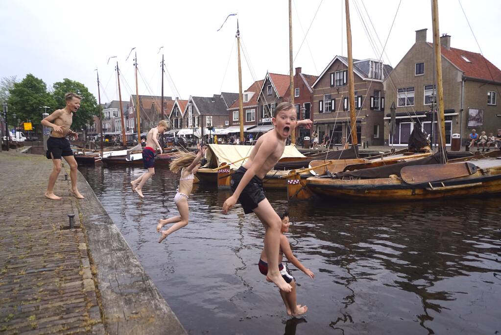 Bommetje tussen de historische schepen in Museumhaven