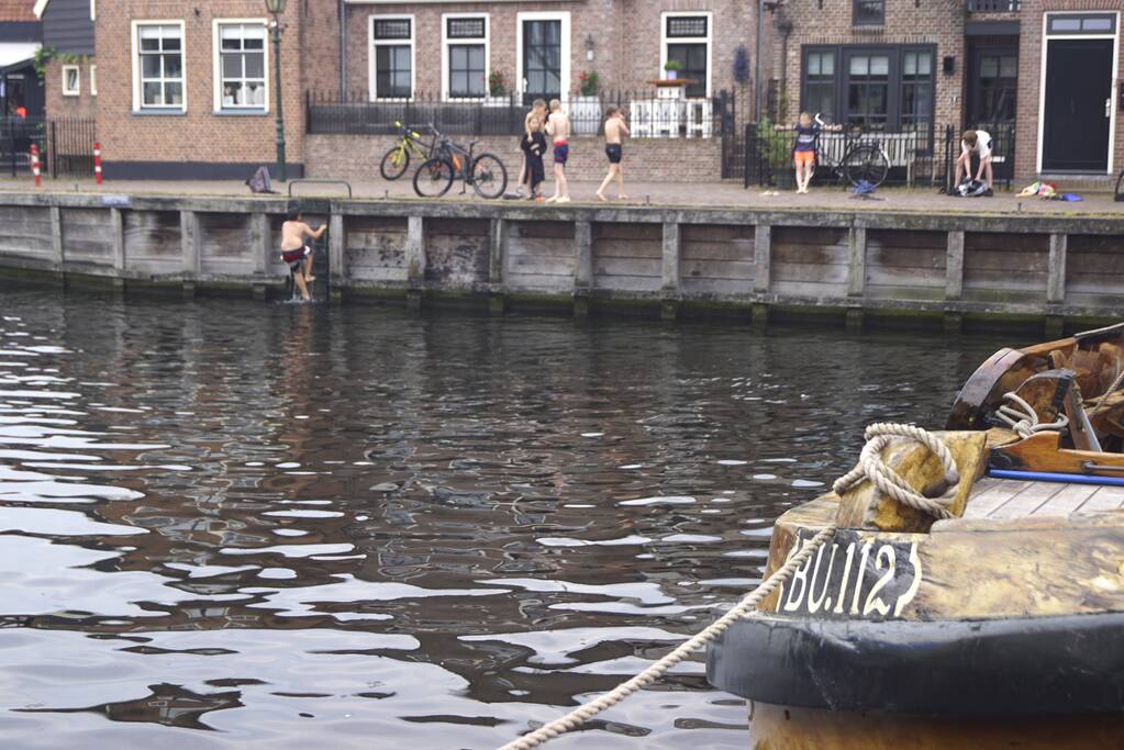 Bommetje tussen de historische schepen in Museumhaven
