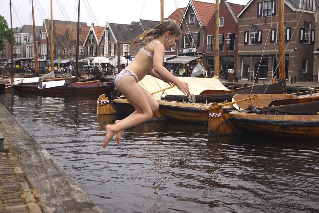 Bommetje tussen de historische schepen in Museumhaven