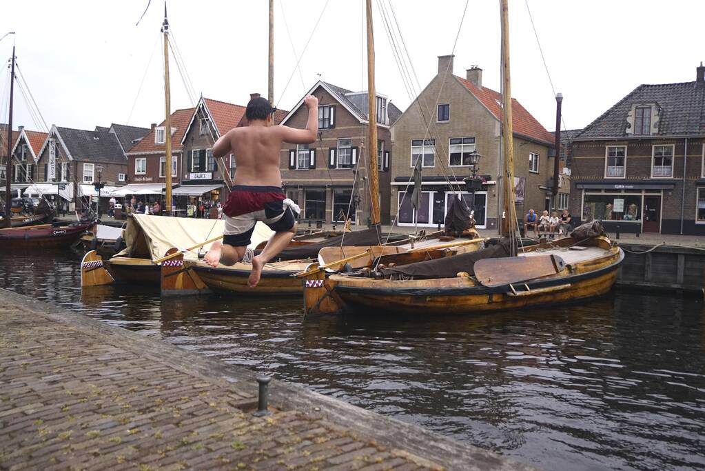 Bommetje tussen de historische schepen in Museumhaven